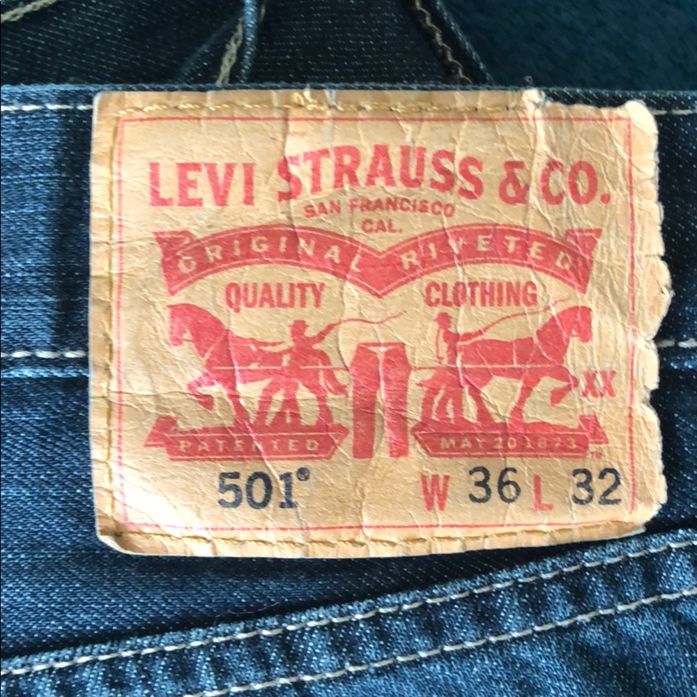 Men’s 501 jeans dark wash, perfect fabric texture